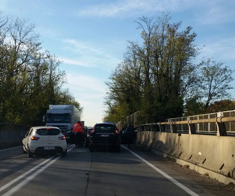 Mattinata da incubo: incidente sul cavalcavia della tangenziale