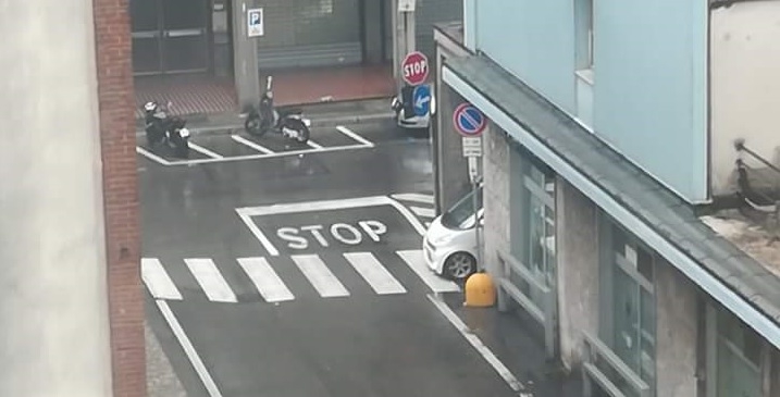 Lissone, con l’auto “dentro” al Bancomat: la foto