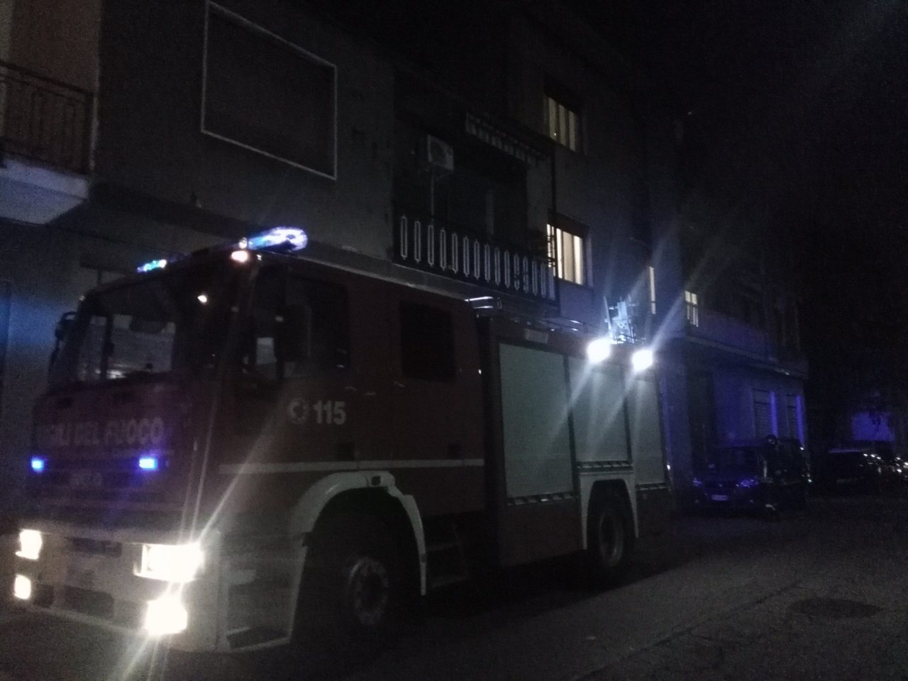 Famiglia bloccata in casa, arrivano i pompieri