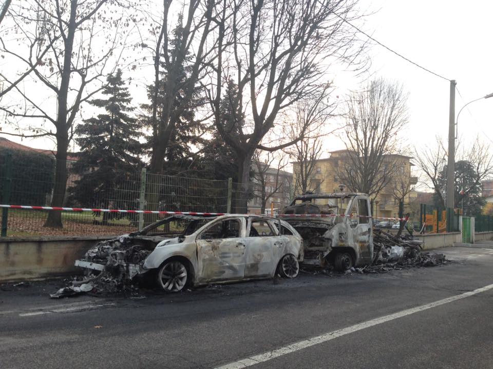 Auto e camper in fiamme accanto al Comune FOTO