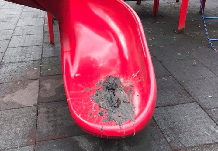 Vandali in azione a Lissone: bruciato uno scivolo