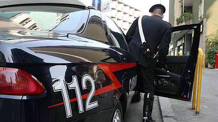 Lascia la figlia di quattro anni in auto per andare al centro commerciale, denunciata