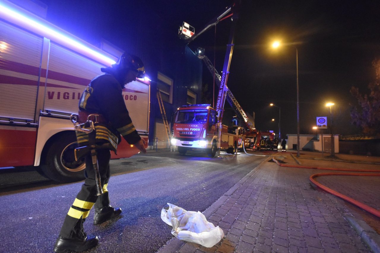 Incendio a Lissone domato nella notte dai pompieri