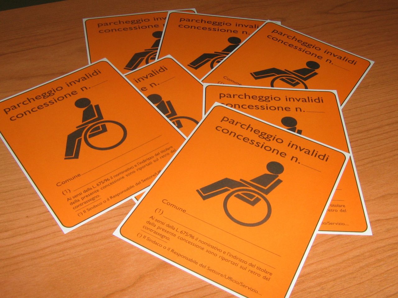 Fa rimuovere l’auto di un finto disabile e quello lo minaccia di spaccargli le gambe