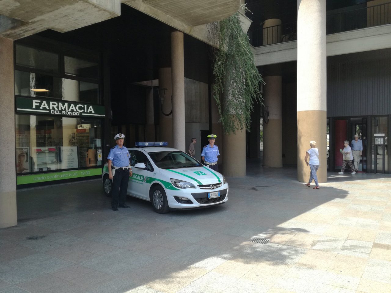 Girava per strada in mutande, anziano soccorso dalla Polizia locale