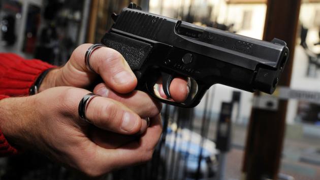 Prova la pistola per i botti di Capodanno, ma si spara al piede