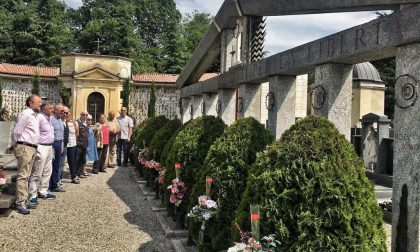 Le corone dei partigiani rubate al cimitero tornano al loro posto