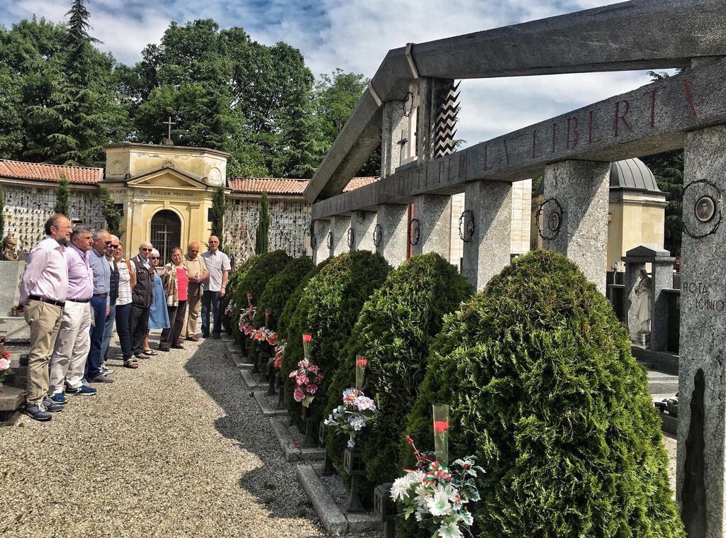 Le corone dei partigiani rubate al cimitero tornano al loro posto