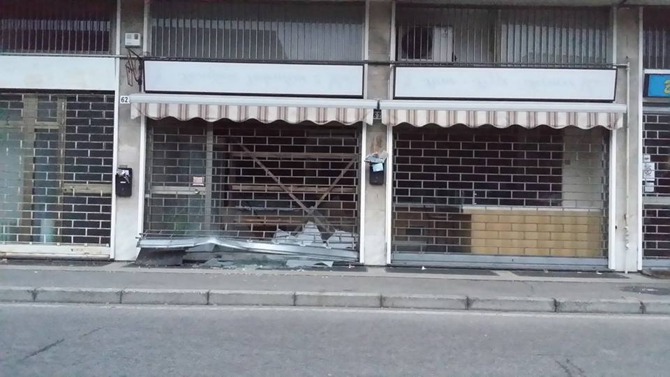 Lissone, auto si schianta contro una vetrina