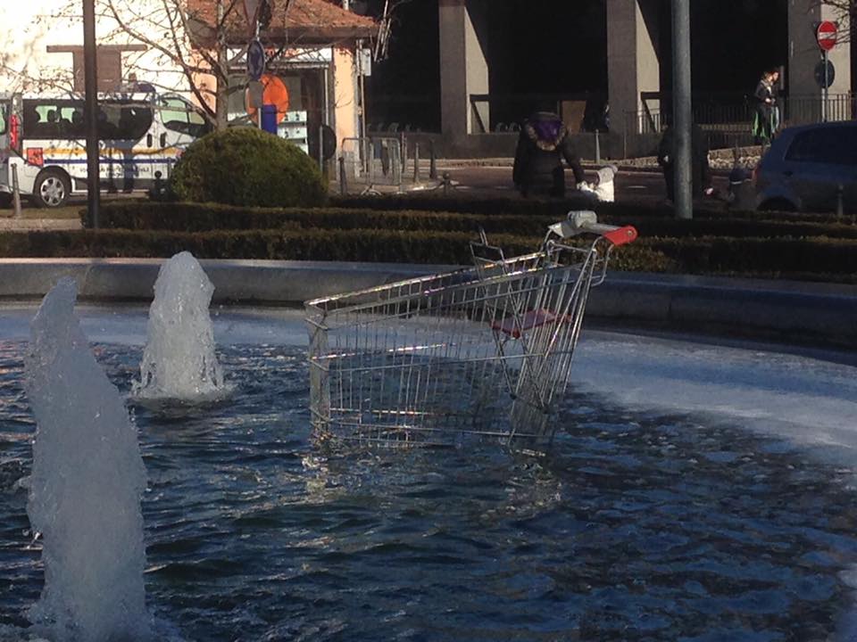 Il carrello della spesa finisce… nella fontana FOTO