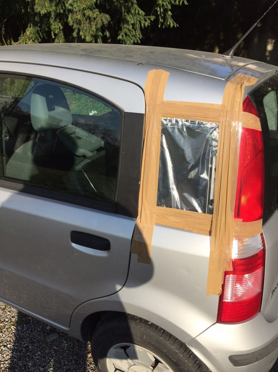 Strada al buio da giorni e aumentano i furti su auto