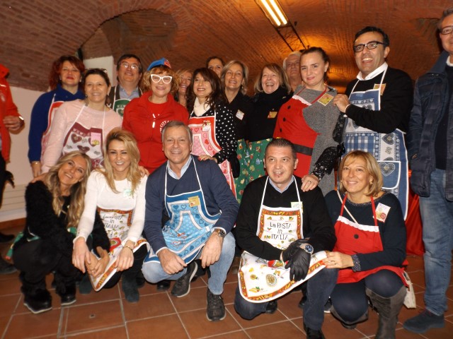 Il sindaco ha servito il pranzo di Natale ai senzatetto
