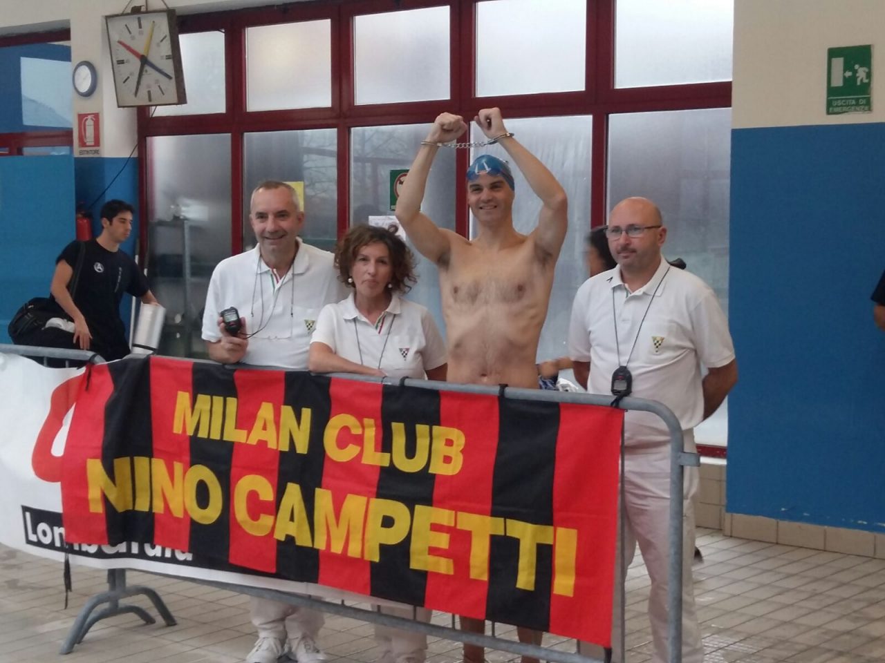 Nuota ammanettato, record per Paolo Cerizzi