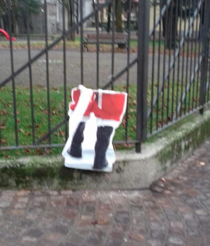 Dopo il presepe danneggiano anche il Babbo Natale