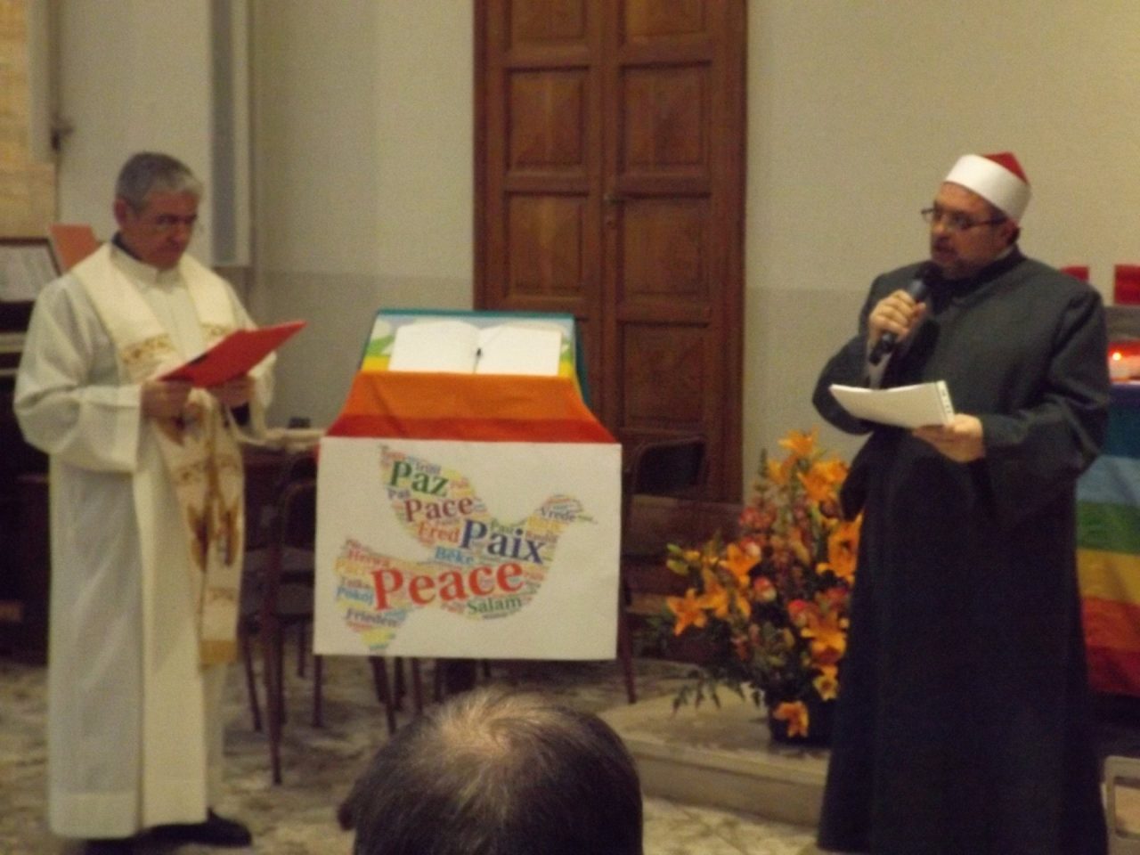 Profughi e Imam alla messa per la Pace