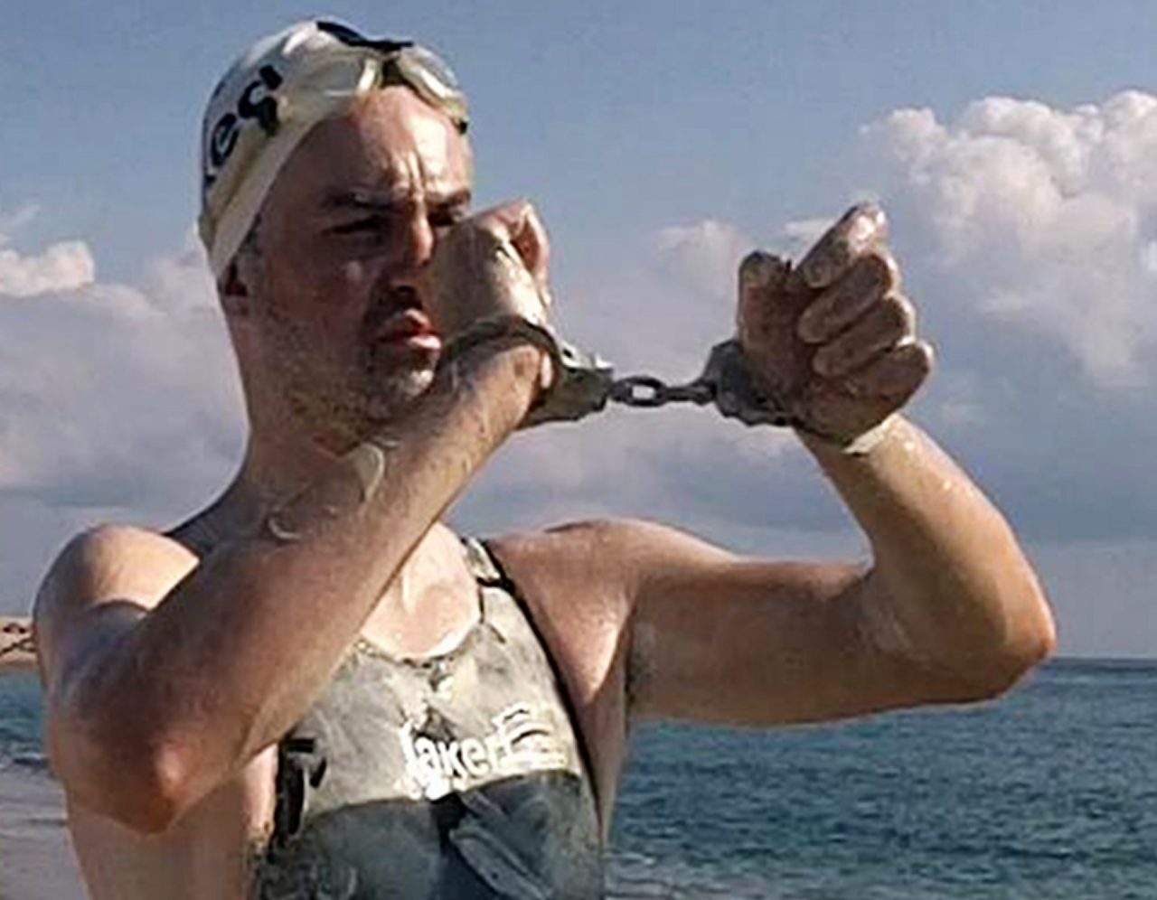 L’uomo delfino tenta l’impresa ammanettato