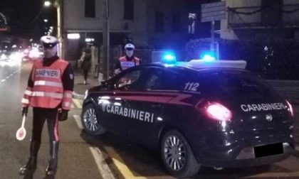 Spacciatore inseguito dai Carabinieri si ribalta con l'auto