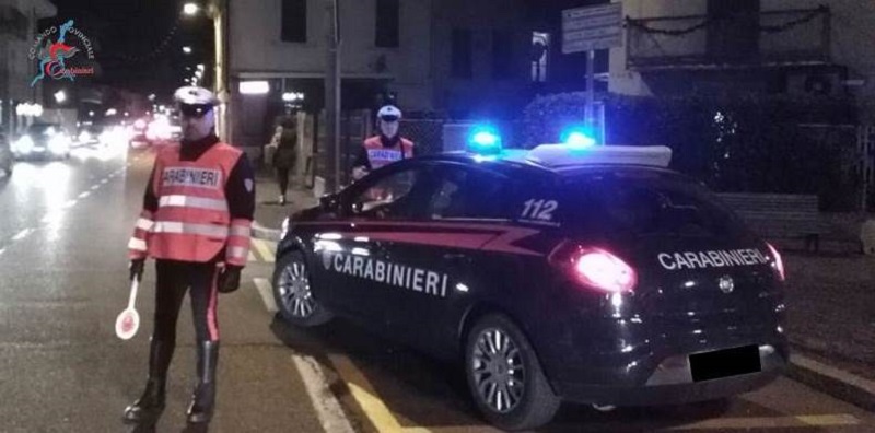 Spacciatore inseguito dai Carabinieri si ribalta con l’auto