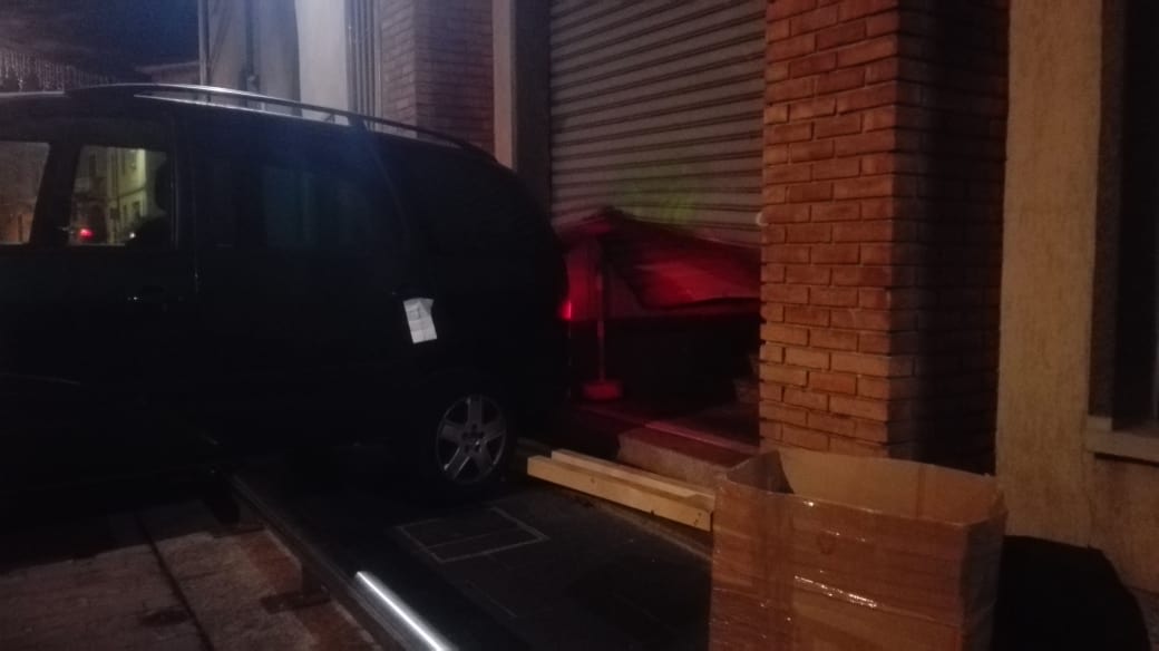 Giussano, spaccata nella notte: colpo grosso in pellicceria