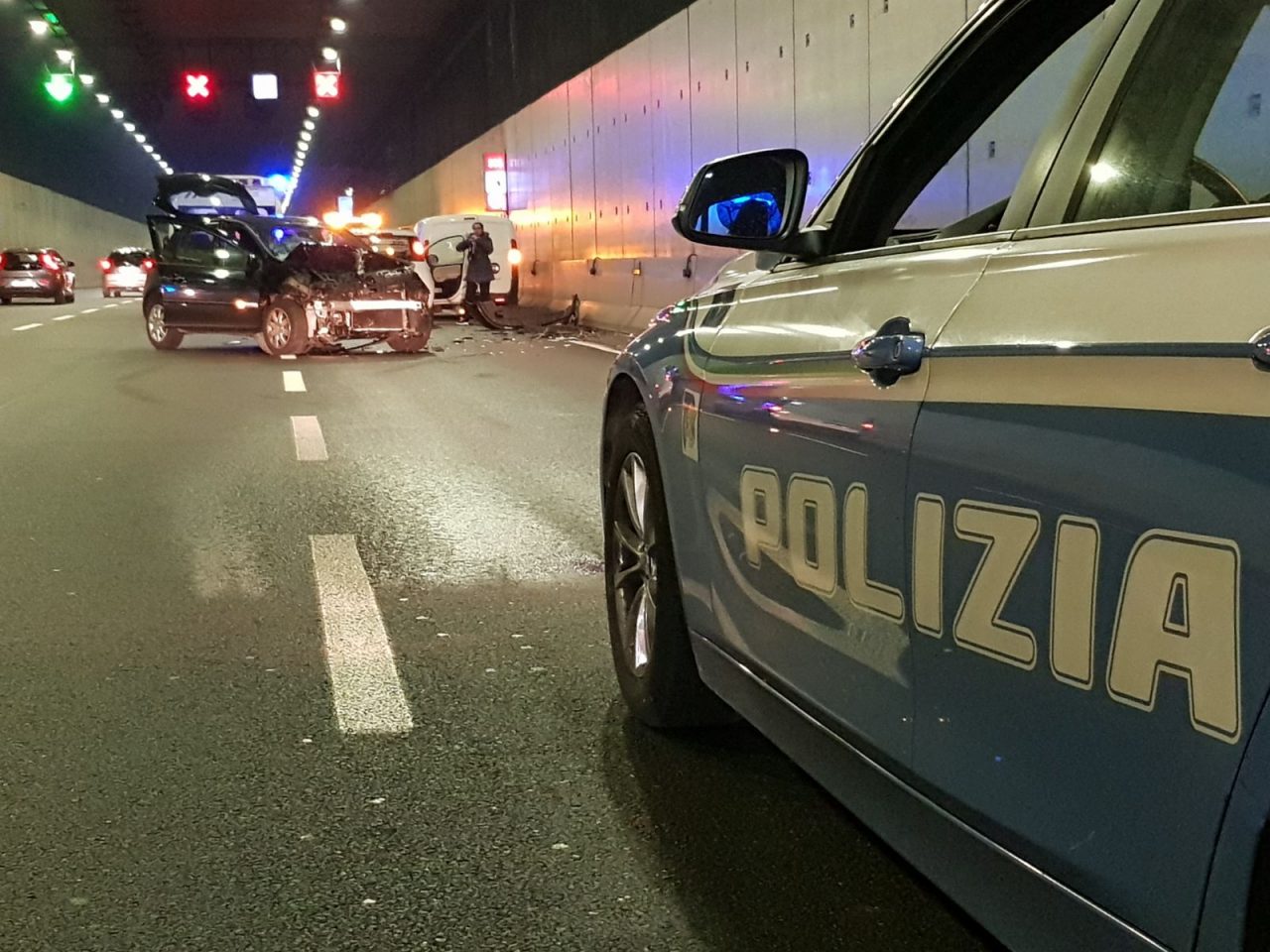 Pauroso schianto nel tunnel