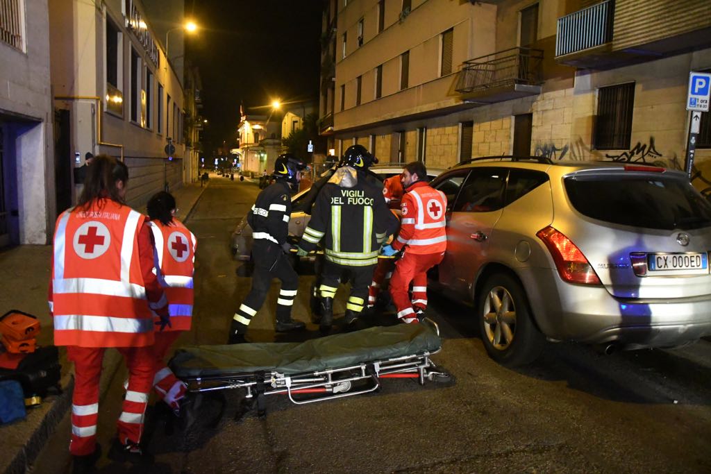 Anziano sbanda e colpisce auto in sosta