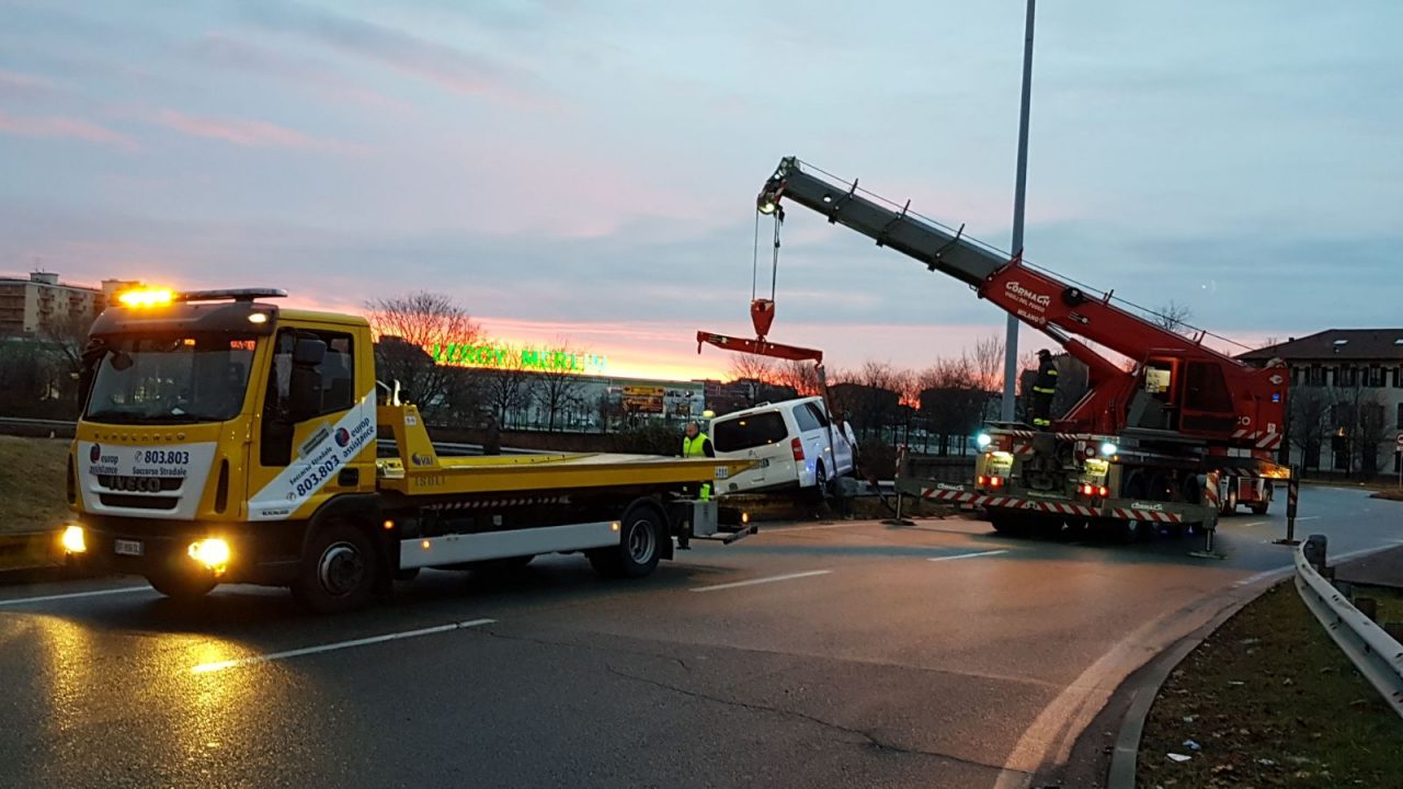 Lissone, taxi finisce fuori strada sulla Statale