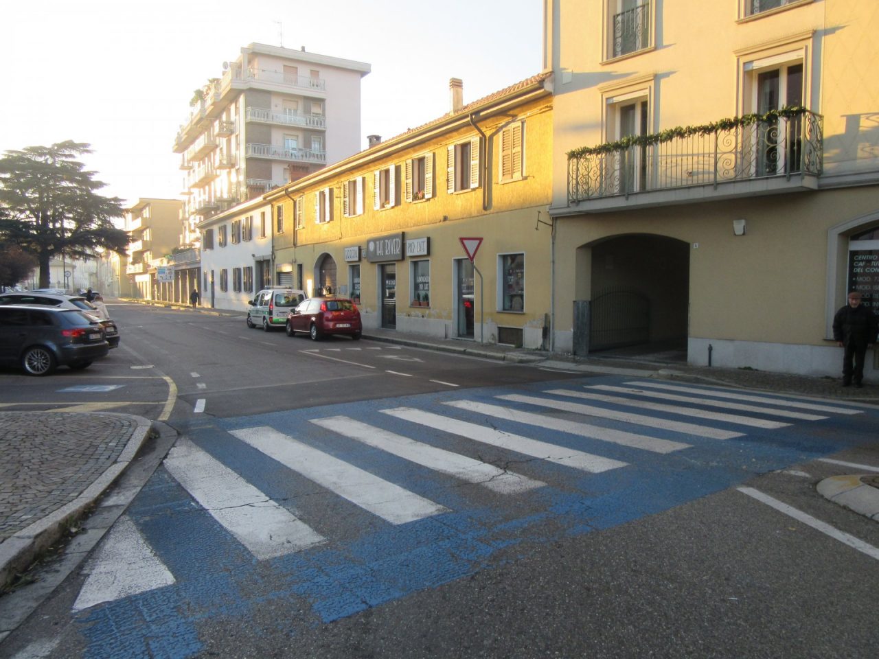 Al volante a ottantasette anni si schianta contro un muro