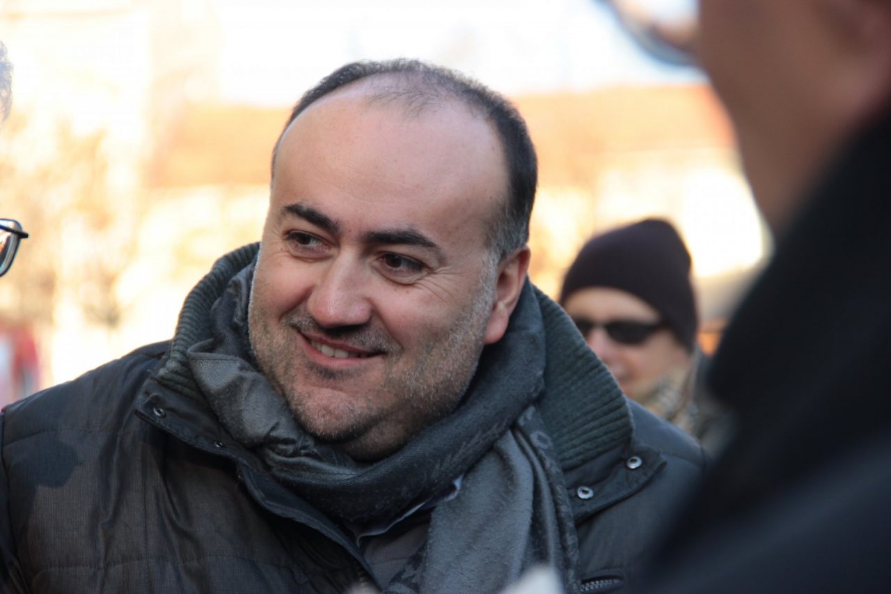 Mendicante, oltre all’obolo, spunta il curriculum