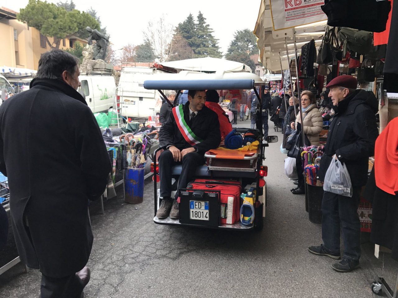 Il sindaco di Vimercate “soccorso” con la mini ambulanza al mercato VIDEO
