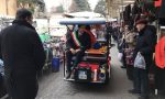 Il sindaco di Vimercate "soccorso" con la mini ambulanza al mercato VIDEO