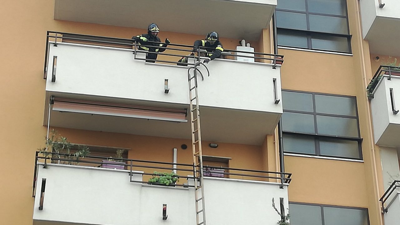 Cade in casa e non risponde arrivano i pompieri FOTO VIDEO