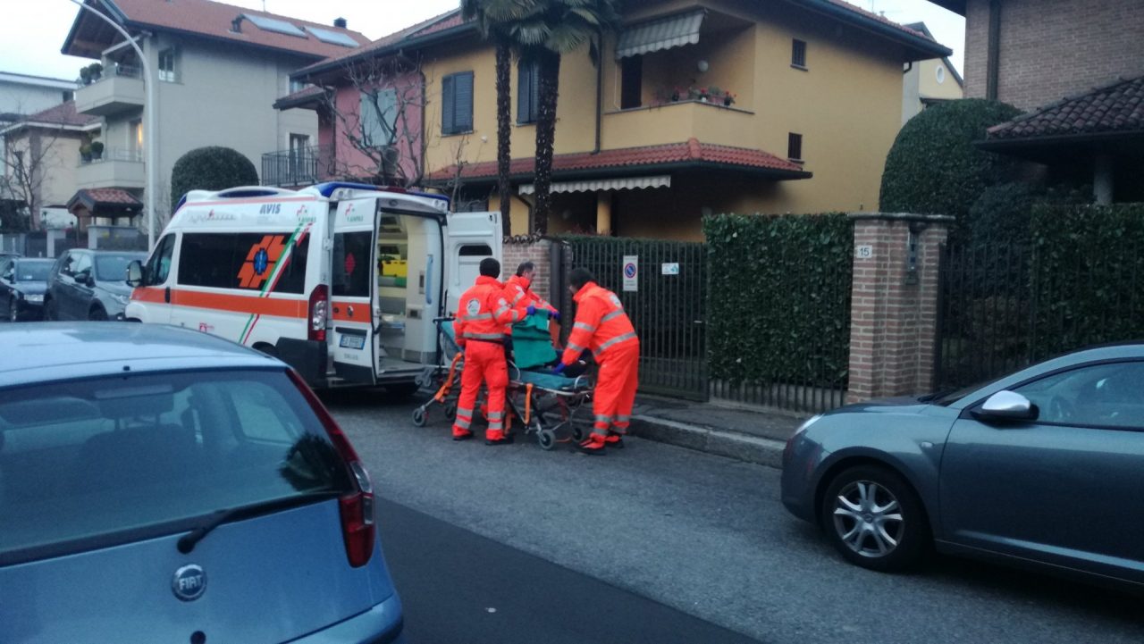 Anziano cade dalle scale ricoverato in ospedale