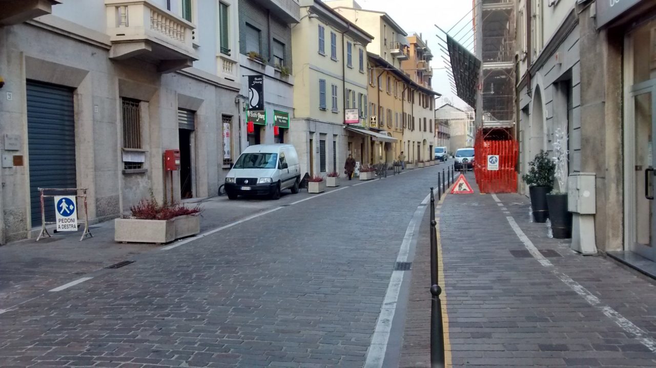 Pedoni, che vitaccia! Cartelli enigmatici in centro Villasanta