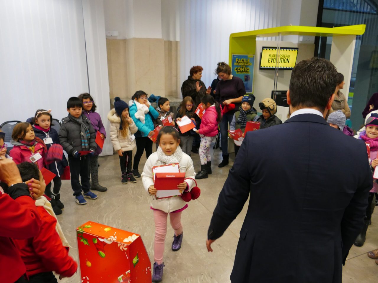 Poste Italiane spedisce le letterine per Babbo Natale – VIDEO
