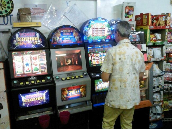 Lotta al gioco d’azzardo, il sindaco “spegne” le slot machine