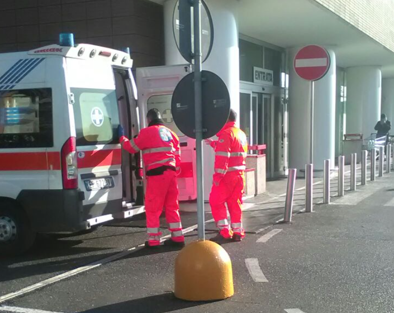 Cassiera del supermercato sviene al lavoro