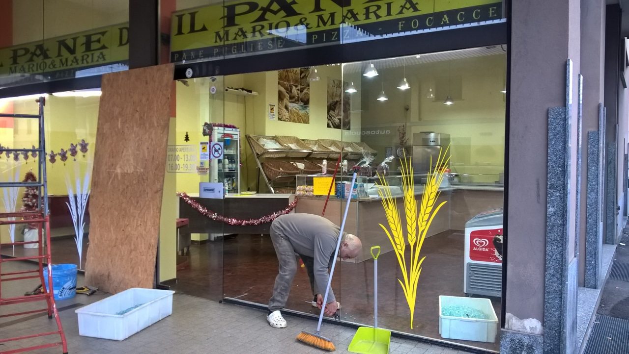 Spaccata al panificio per rubare due panettoni