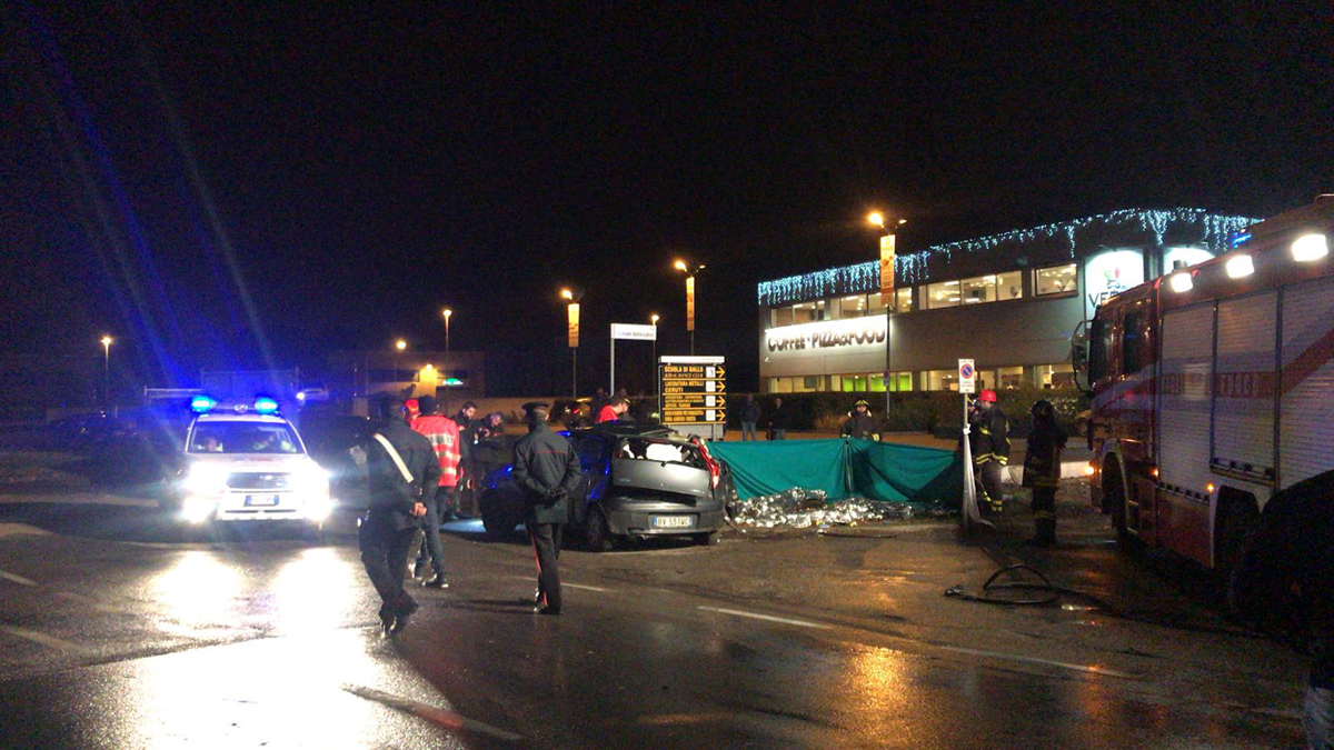 Camion travolge auto morti tre giovani a Solaro VIDEO