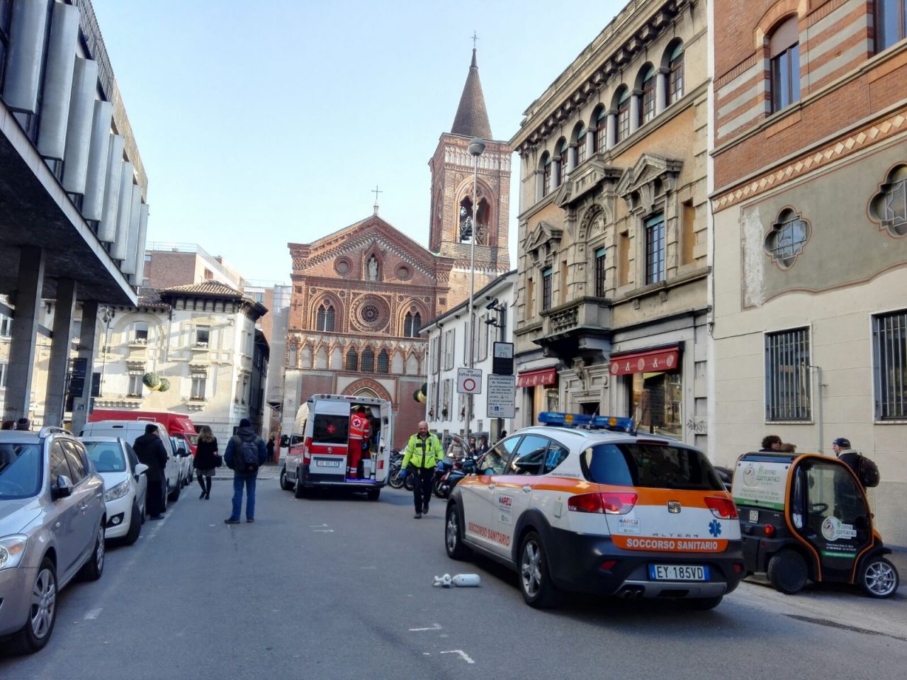 Esce dall’Agenzia delle Entrate e si sente male: soccorso in codice rosso FOTO E VIDEO