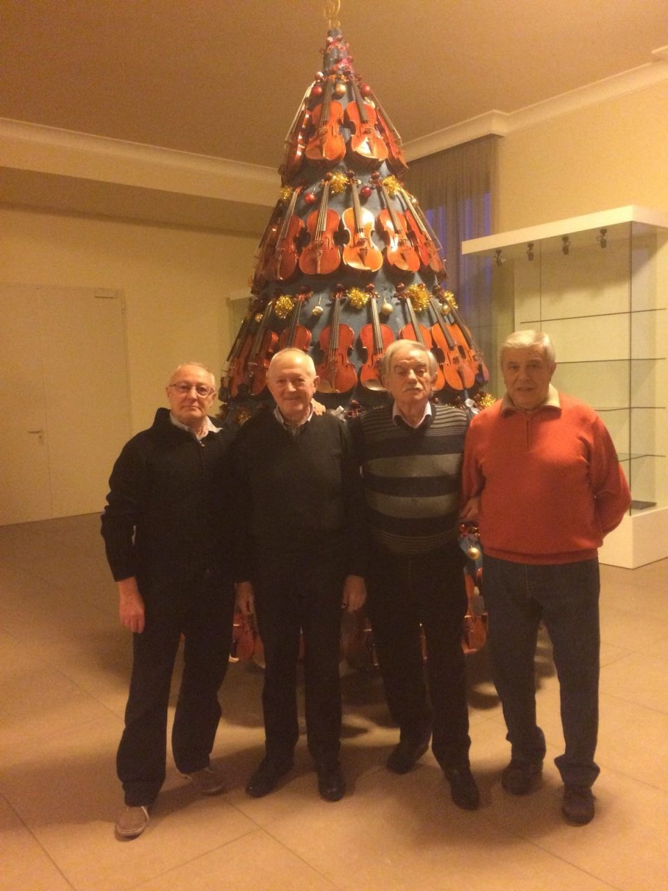 Con l’albero dei cento violini risuona la magia del Natale