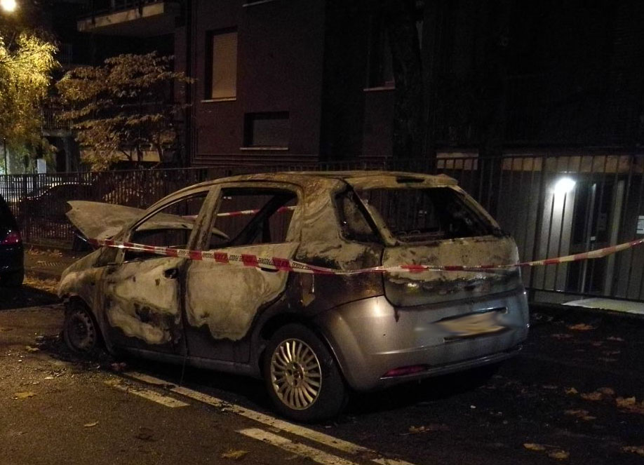 Auto incendiata in via Kennedy a Bernareggio, paura nelle notte