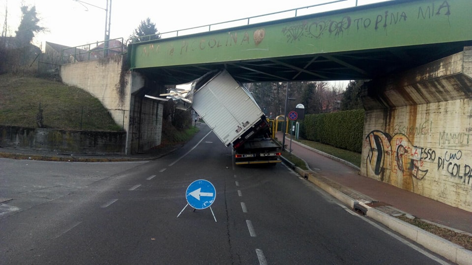 Camion si incastra traffico in tilt da due ore