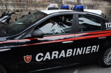 Infrange il vetro del treno con un martelletto: intervengono i carabinieri
