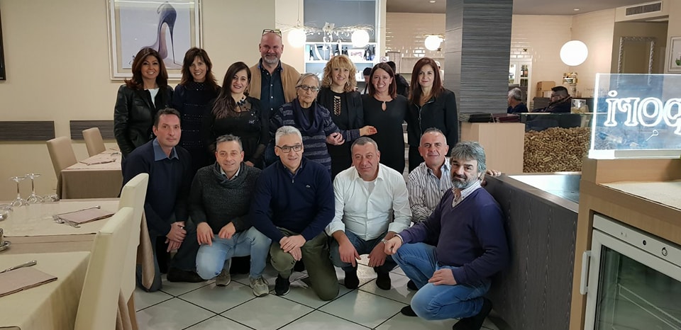 Rimpatriata con sorpresa per gli ex compagni di classe e la maestra
