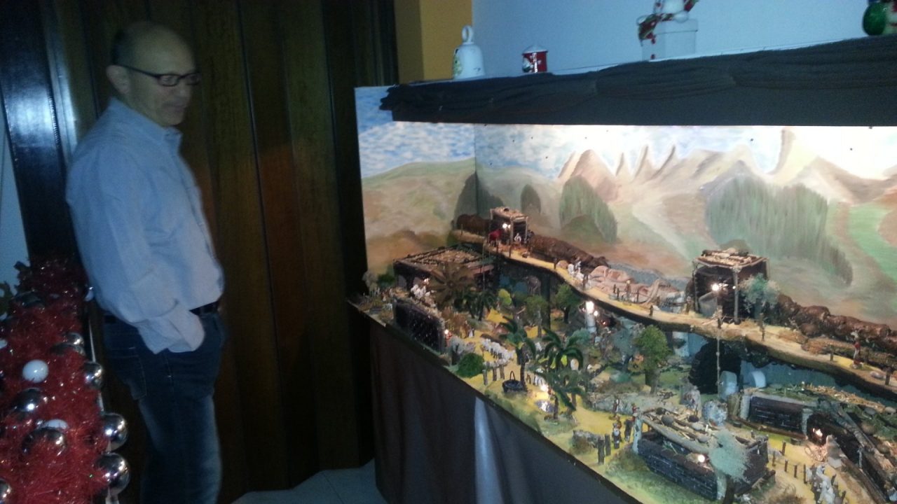 Con il suo presepe regala giocattoli ai bambini in ospedale FOTO E VIDEO