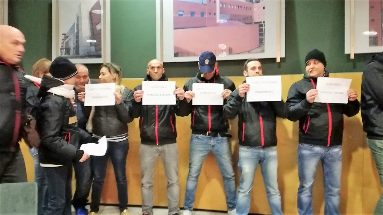 Blitz dei militanti di Forza Nuova in Consiglio, blindati dai vigili (VIDEO)