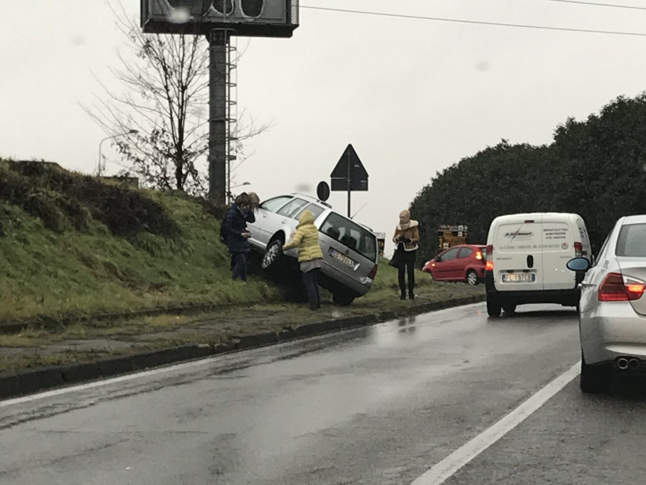 Perde il controllo dell’auto e finisce sulla scarpata