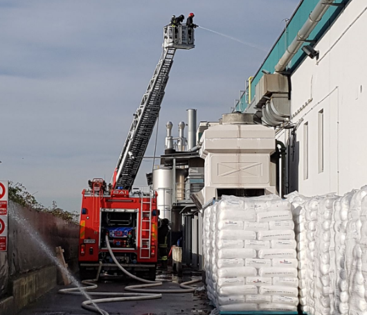 Incendio ditta di Bellusco Vigili del fuoco in azione FOTO