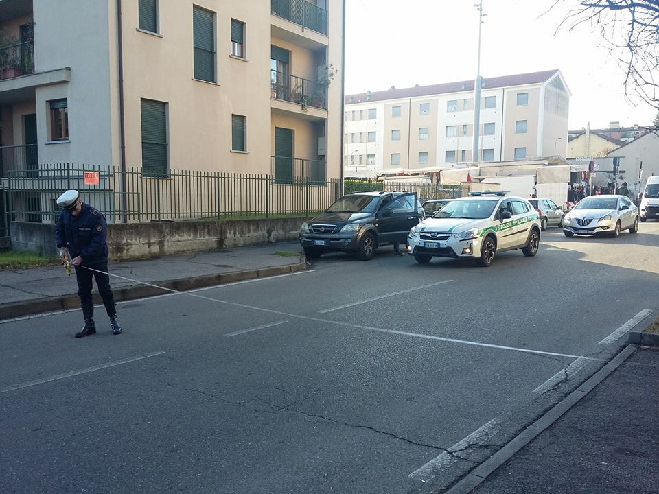 Paura per un bambino investito da un’auto mentre attraversa la strada