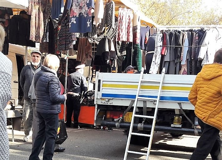 Vendeva al mercato senza autorizzazione, sequestrati 731 capi d’abbigliamento
